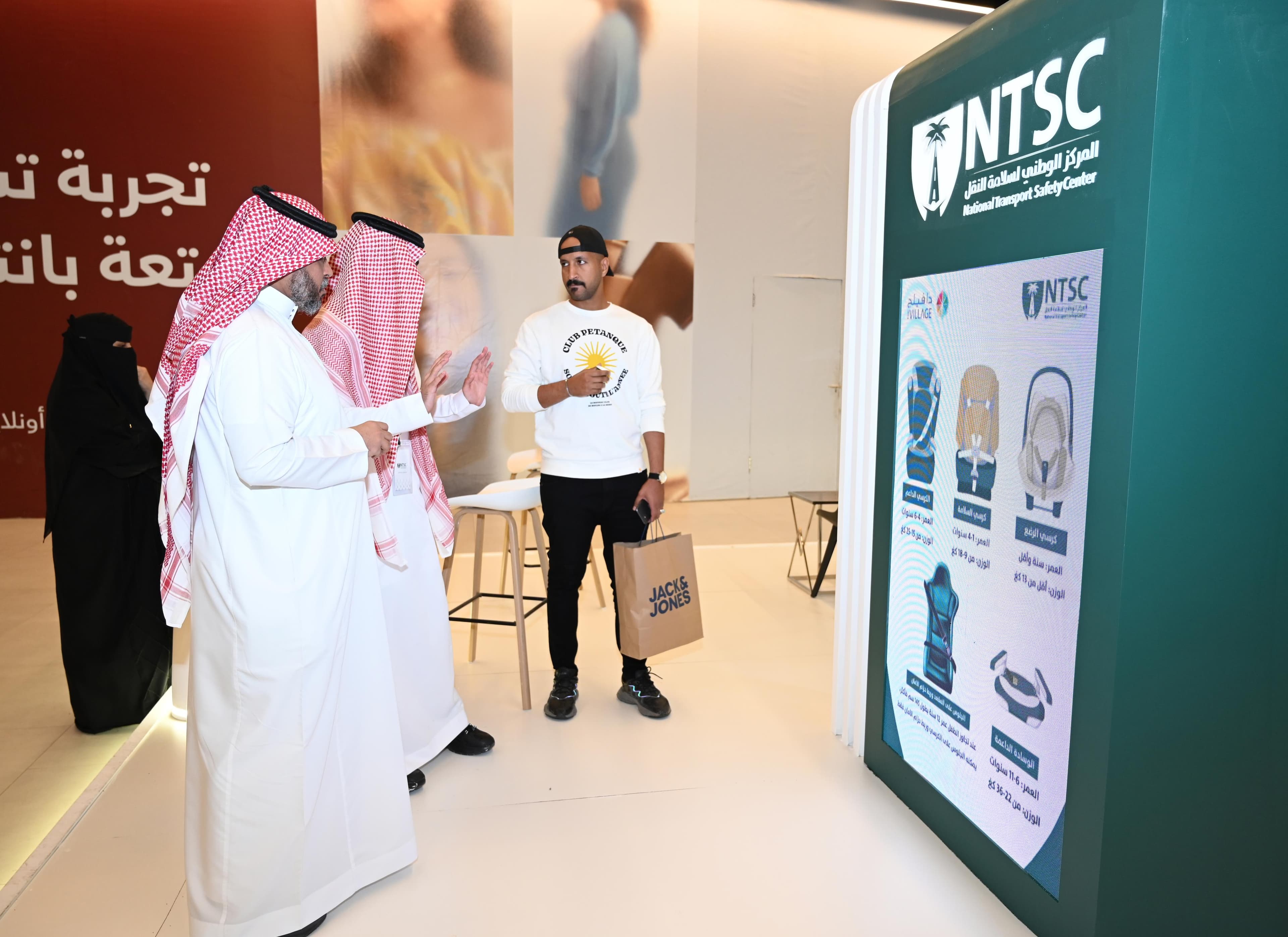 المركز الوطني لسلامة النقل يختتم حملة "أمانهم في مكانهم" الهادفة لنشر ثقافة استخدام كراسي الأطفال بمدينة جدة